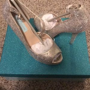 BNIB Blue By Betsey Johnson Ivy shoes
